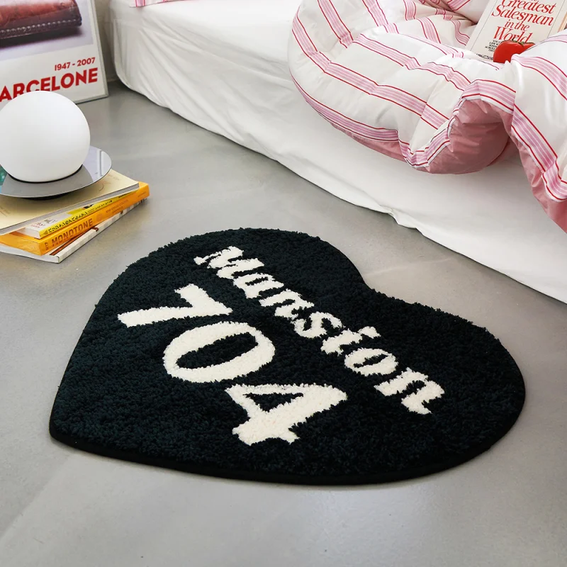 VIKAMA Heart Shaped Plush Rug Black White Letter Shaggy Doormat Non Slip Bedroom Floor Mat Vintage Y2K Ins Home Decor Bath Mat