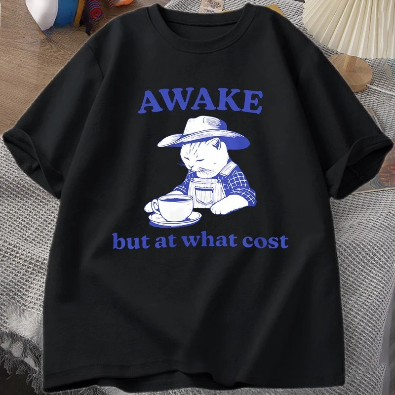 Camiseta de algodón para mujer con estampado de gato divertido con café, estilo vintage Y2K, humor, gráfico de animales, para amantes de los animales, con la frase 'Despierta, pero a que costo?'.