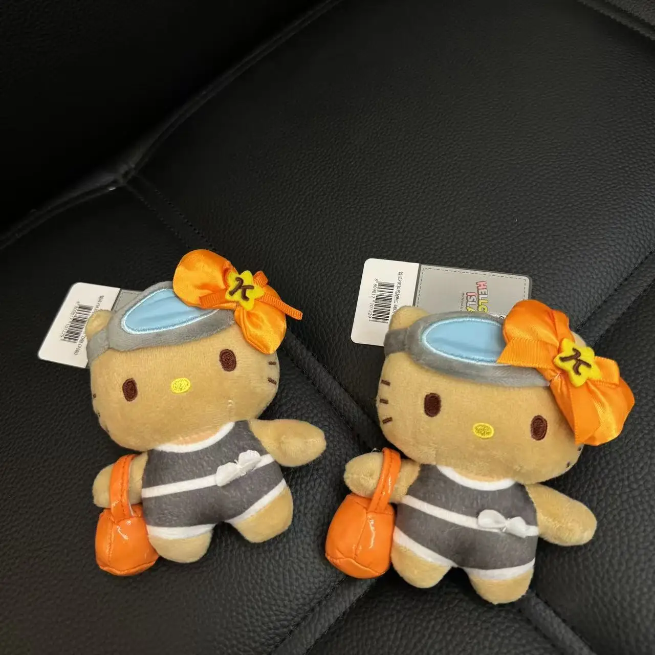 2025 Sanrio HelloKitty pendentif en peluche MINISO dessin animé Jeju île peau noire Kitty porte-clés décoration de sac à dos pour enfants