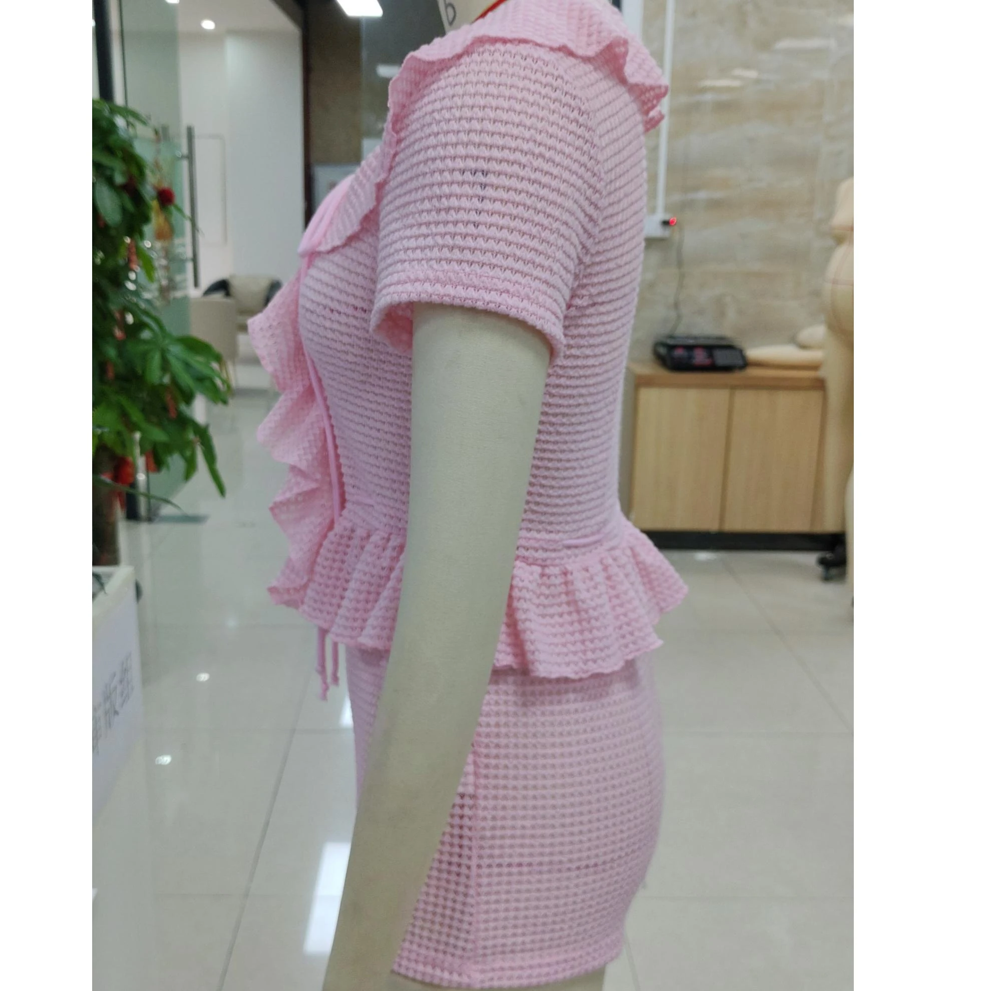 女性夏中空ショーツ衣装無地フリルタイアップフロント半袖かぎ針編みトップスショーツ 2 個服セット