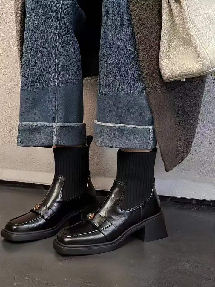 2026 Frühling Britische Camellia Square-Toe Sock Boots – Stretch-Stiefeletten aus weichem Leder, schmal geschnitten, mittelhoher Blockabsatz, Pendlerstiefel – Detail 6