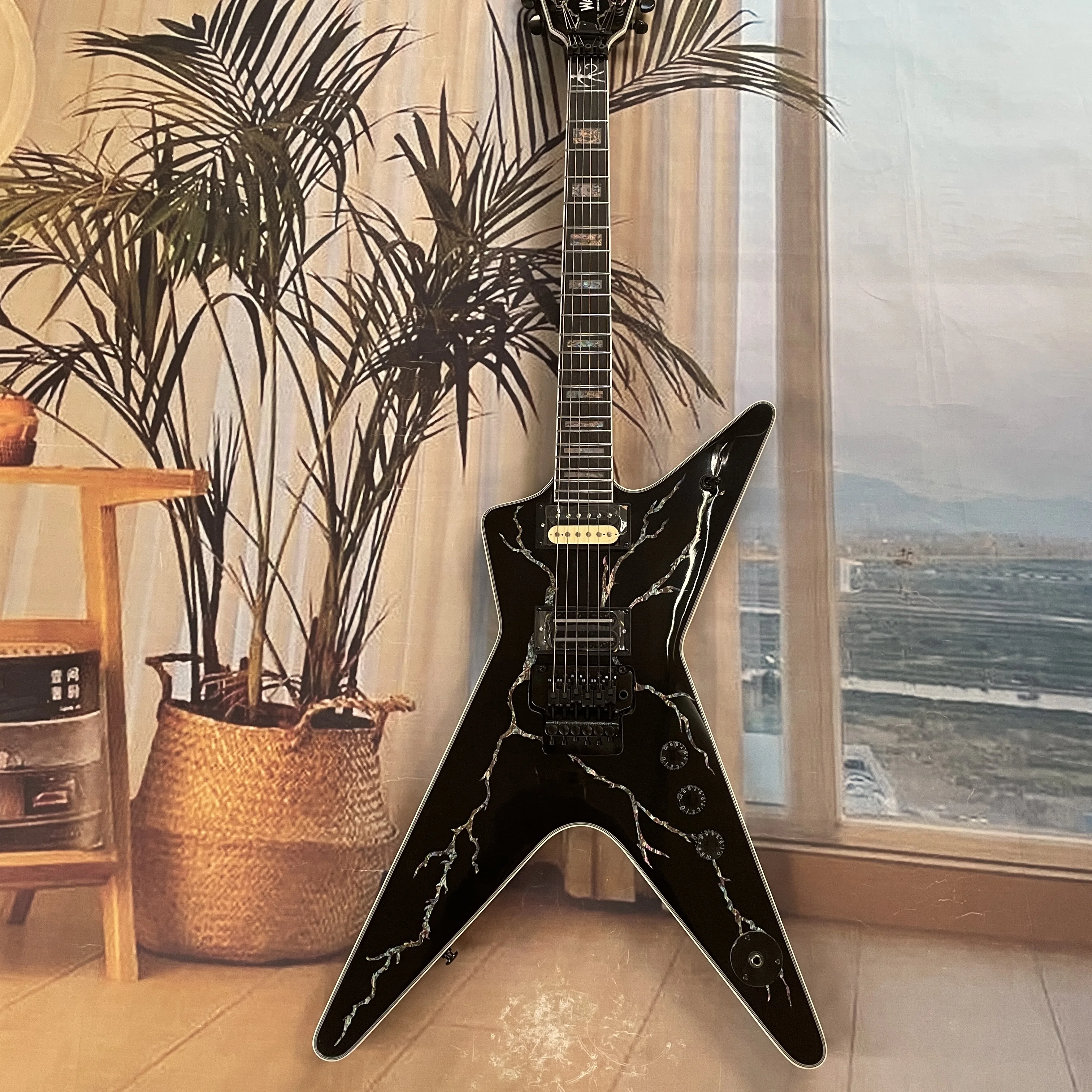 6-string black lightningshaped electric guitar with high-gain ickups double-locking systemguitars,suitable for beginnersguitarra