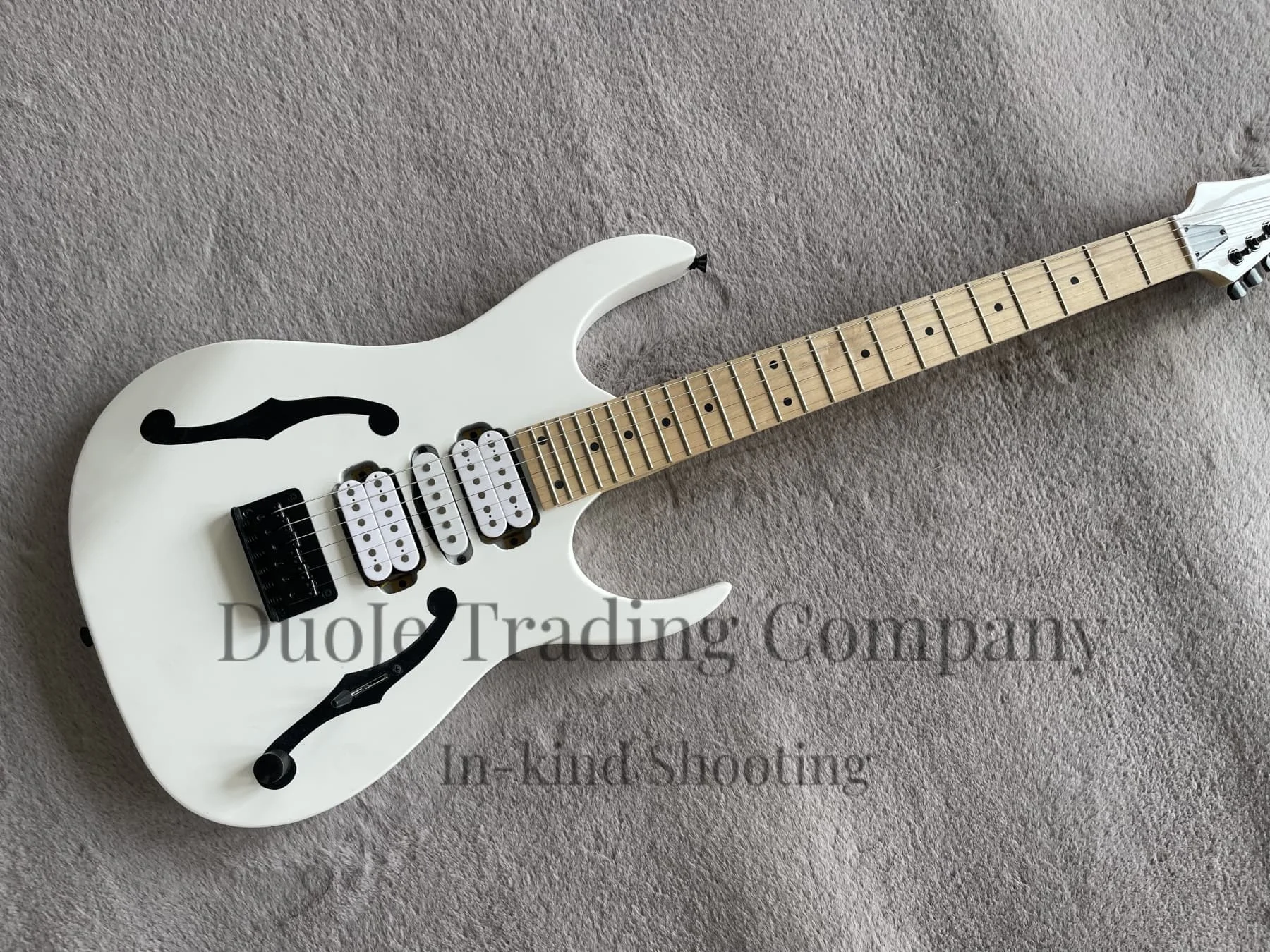 

Белая гитара на заводе, напечатанная с рисунком f, звукосниматель HSH, фиксированный бридж, корпус из цельного дерева, кленовый гриф, черные тюнеры