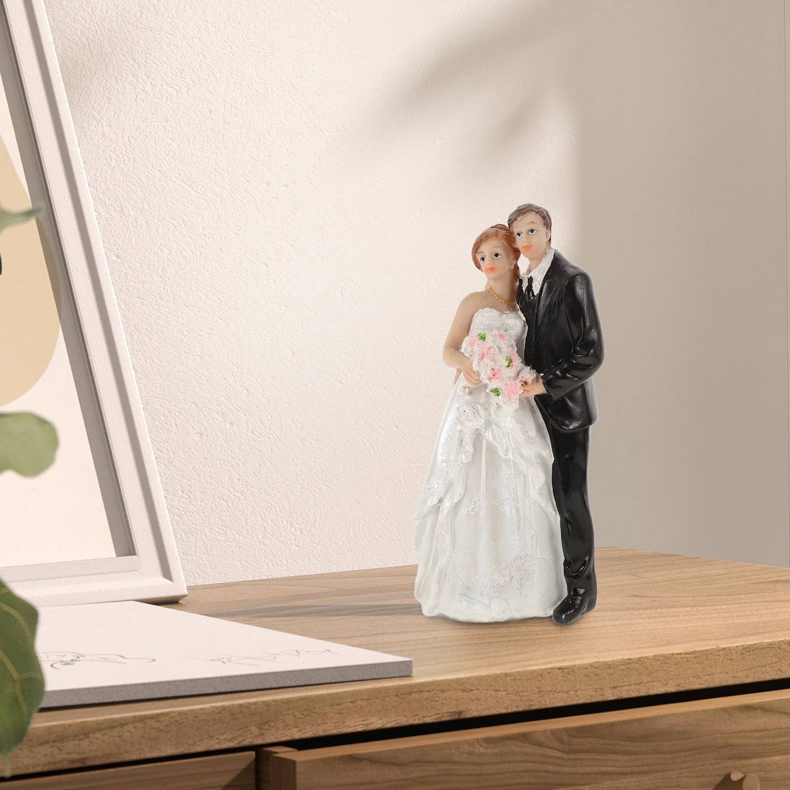 

Bride and Groom Resin Wedding Cake Topper Unique European Style Decorative Wedding Cake Toppers Romantic Couple Decor