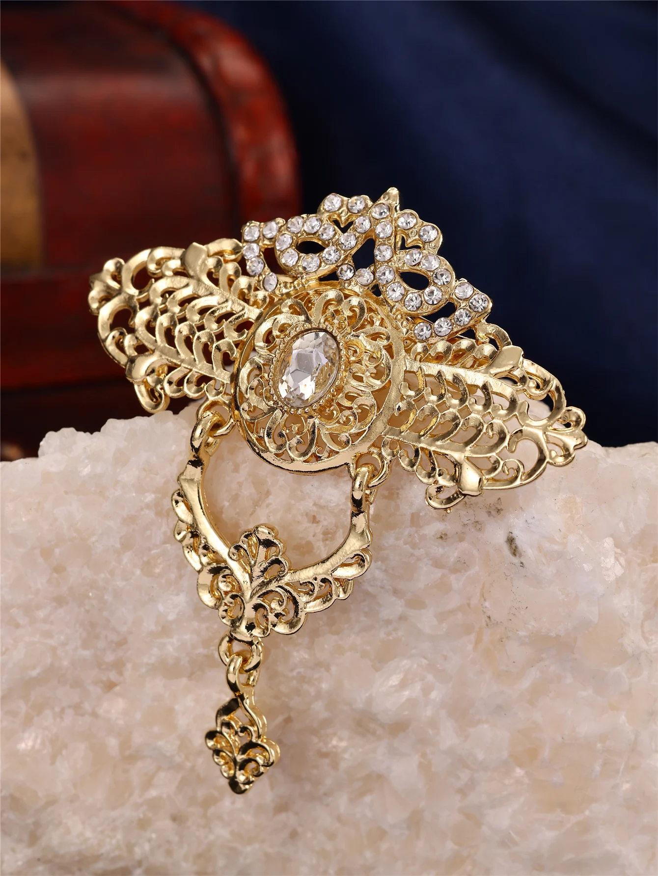 1 Piece of Classical Floral Carved Brooch for Women, with Three-Dimensional Filigree Hollowed-Out Patterns Throughout, Inlaid with Small Rhinestones, Exclusive Jewelry Brooch for Moroccan Women's Weddings and Evening E