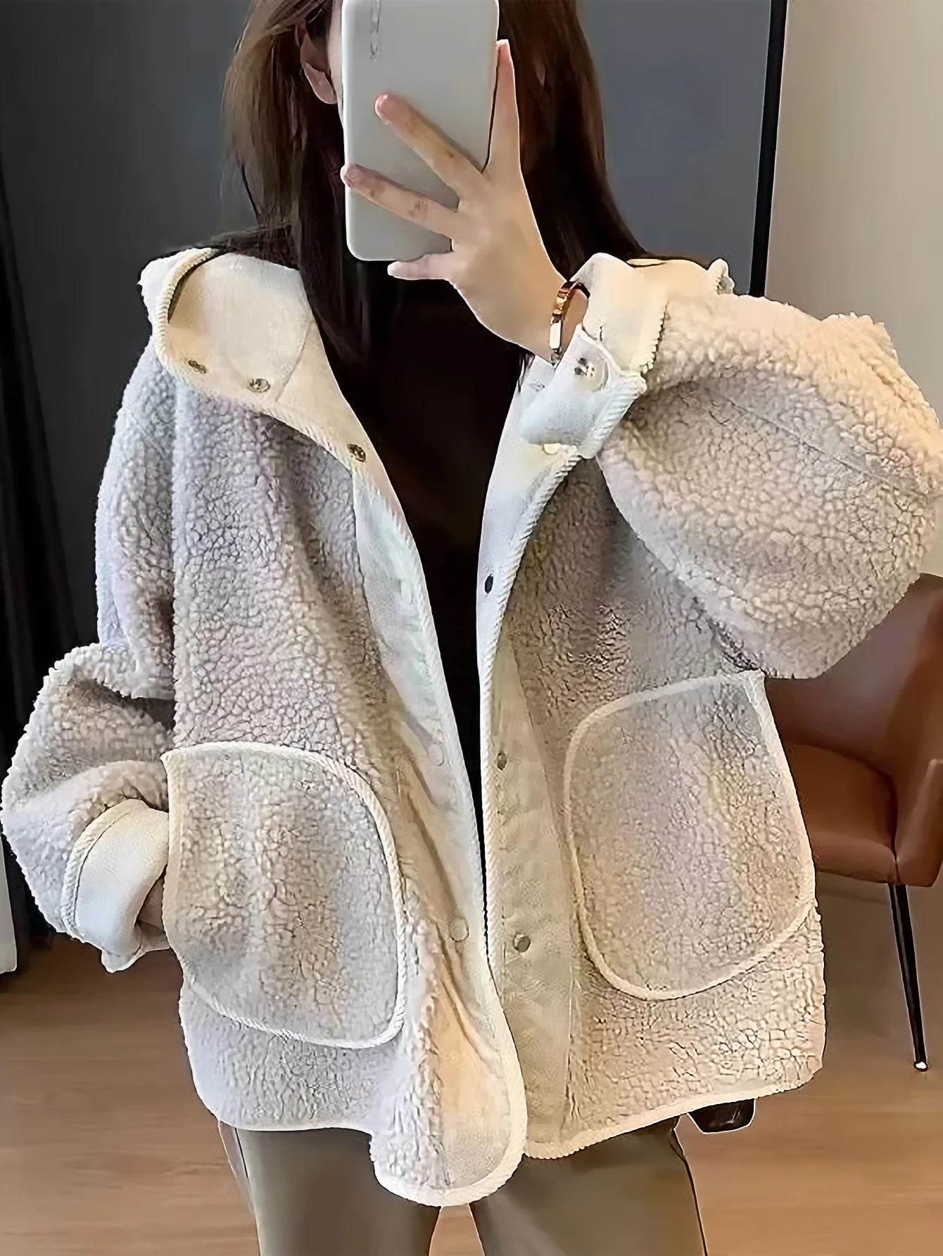 معطف نسائي بقلنسوة من صوف الضأن الصناعي على الطراز الكوري للتخسيس وفضفاض مناسب للخريف والشتاء بأزرار علوية متطابقة تمامًا