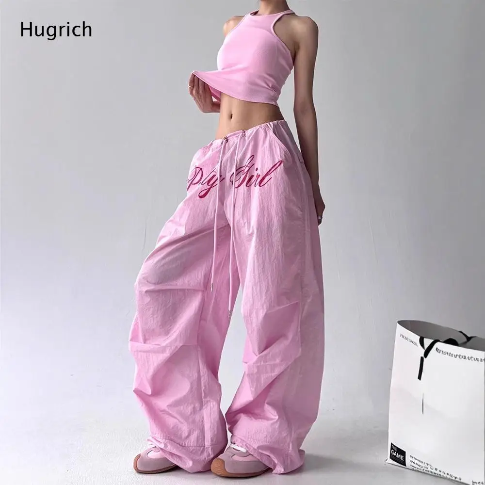 Fallschirmhose mit Kordelzug, Frontprint mit kursiven Buchstaben, gerafftes Kniedetail, verstellbare Bündchen, weites Bein, Streetwear-Hose