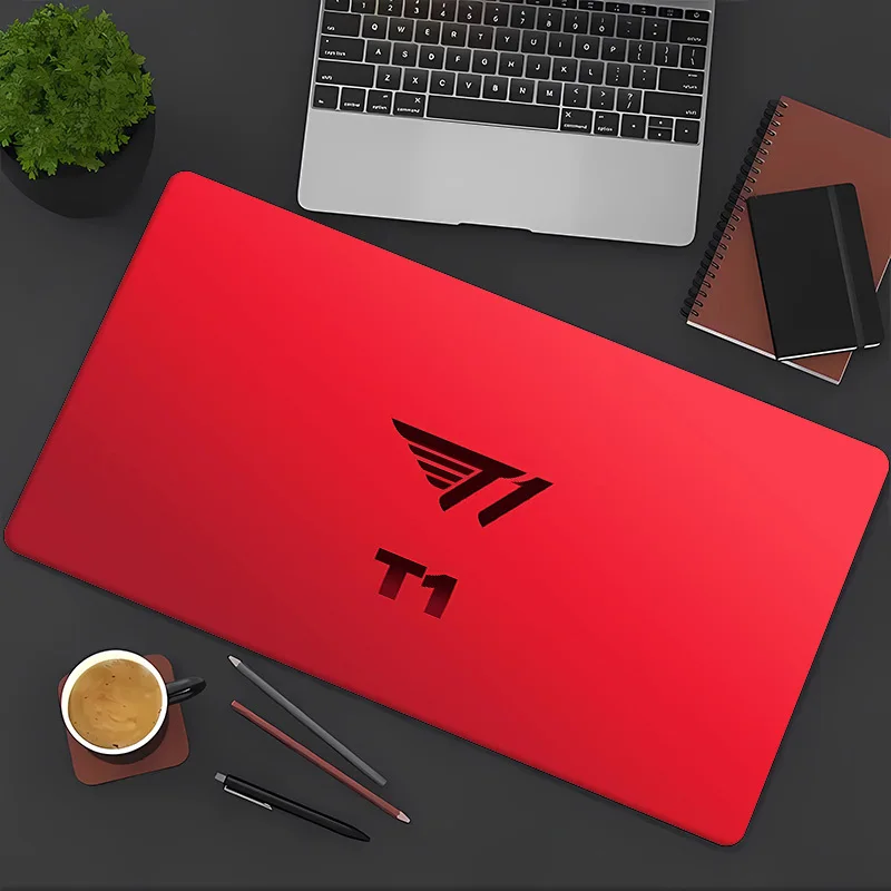 Tappetino per mouse e scrivania da gioco T1 3 - Rosso con logo delle ali nere, base in gomma antiscivolo, tappetino rettangolare resistente per PC, ufficio, casa