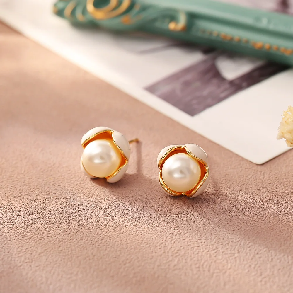 

High-end fashion, exquisite and simple pearl earrings, light luxury temperament, silver needle earrings, niche design earrings
