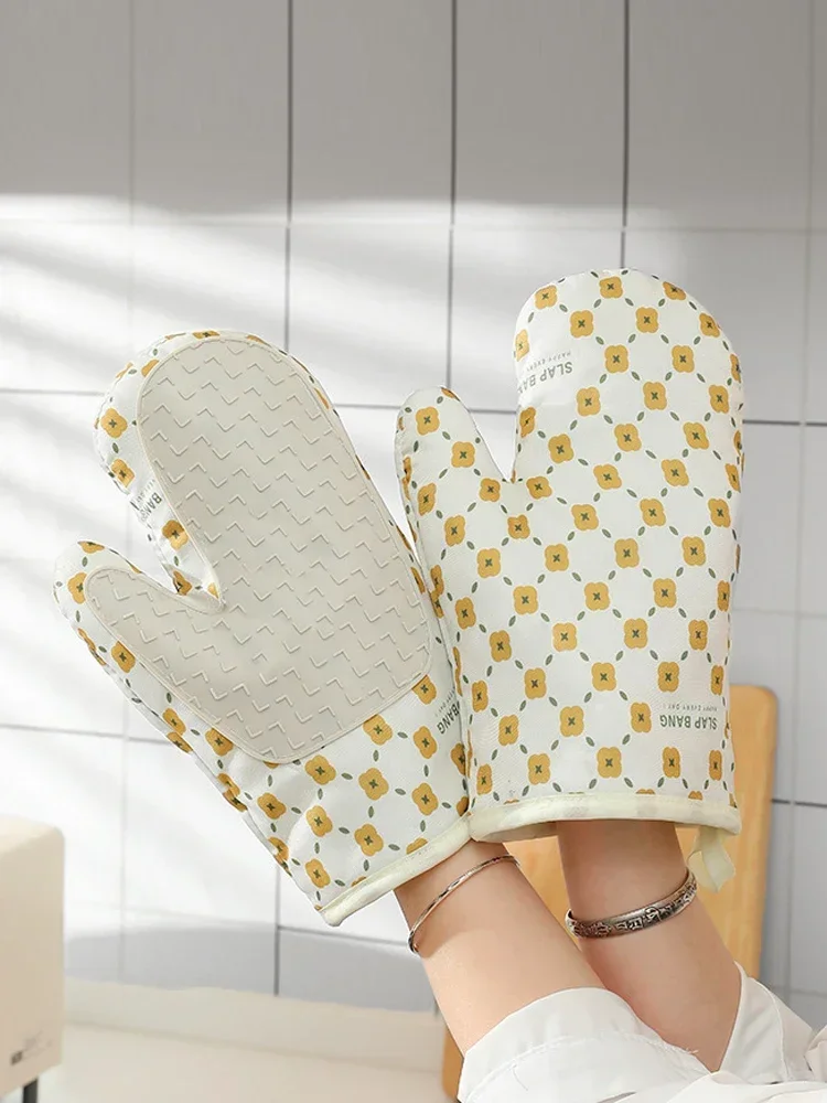 

Heat-resistant and Anti-Slip Kitchen Insulation Gloves, Oven Gloves, Microwave Oven Gloves, Kitchen baking utensils