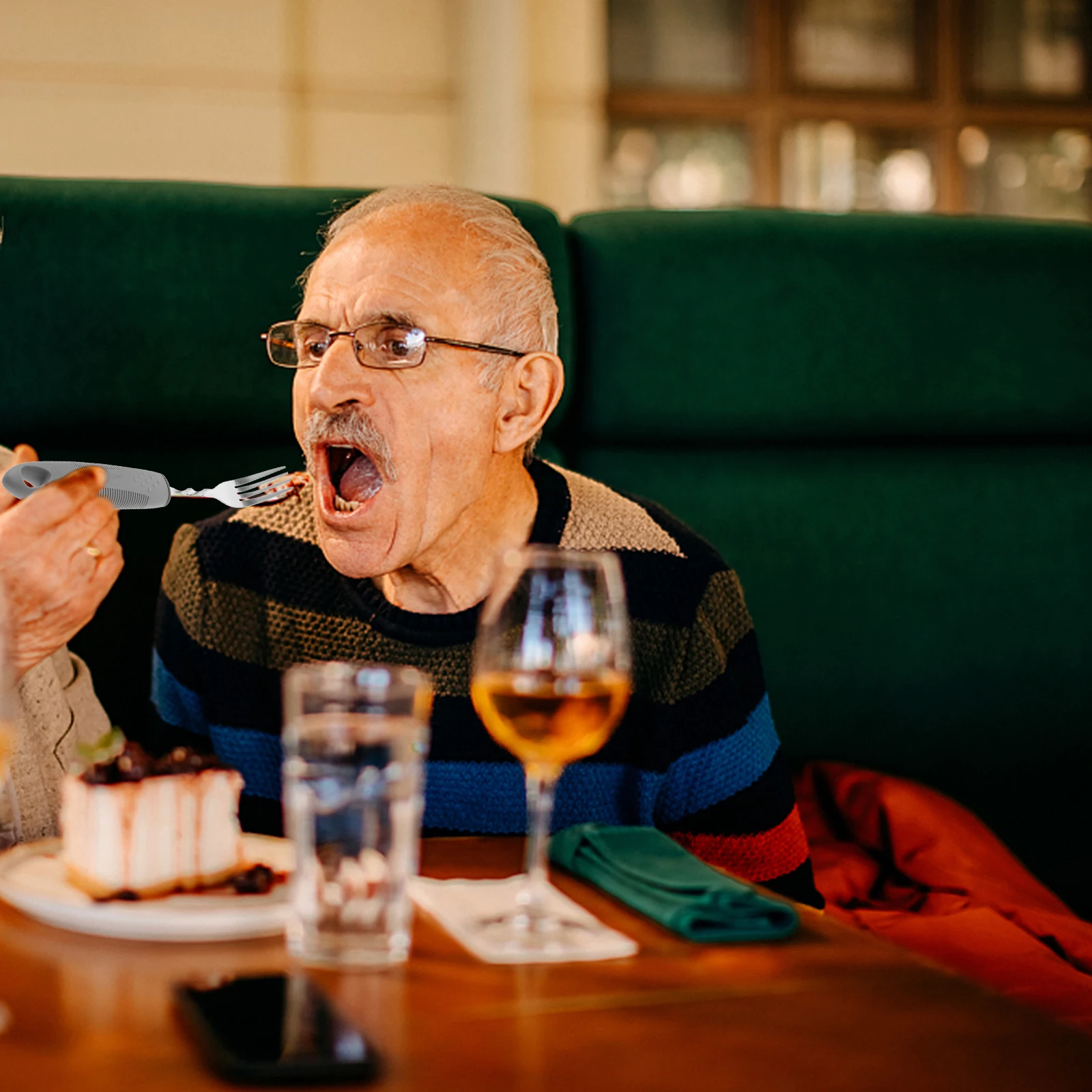 

4 Pieces Anti tremor Tableware Set Foldable Handles Stainless Steel Cutlery Non slip Lightweight Portable Adaptive Utensils