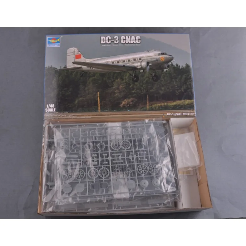 Trumpeter Kit modello di aereo assemblato in plastica 05813 DC-3 CNAC 1/48