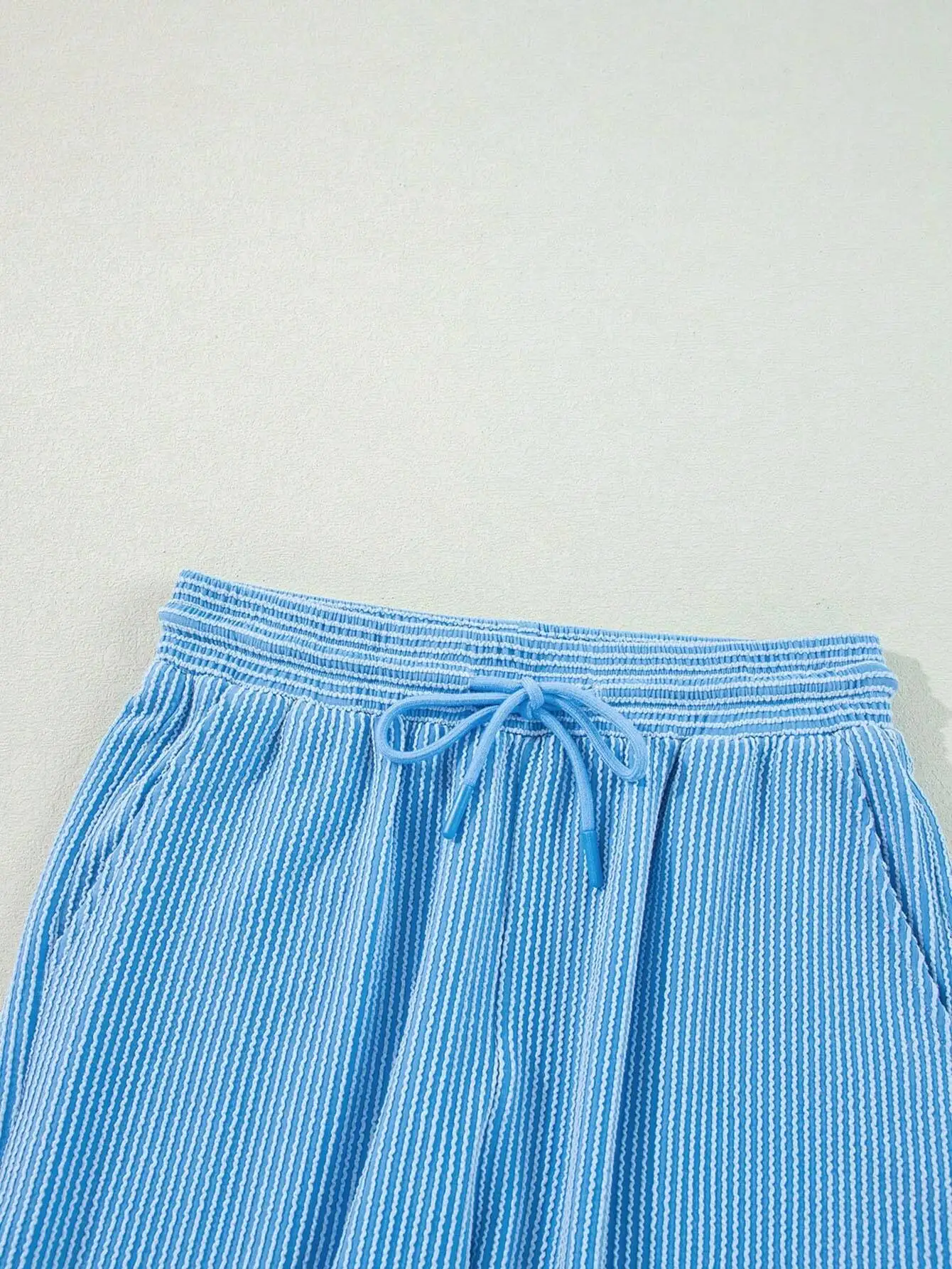 

Летний комплект из трикотажной футболки с коротким рукавом и широких брюк для повседневного образа