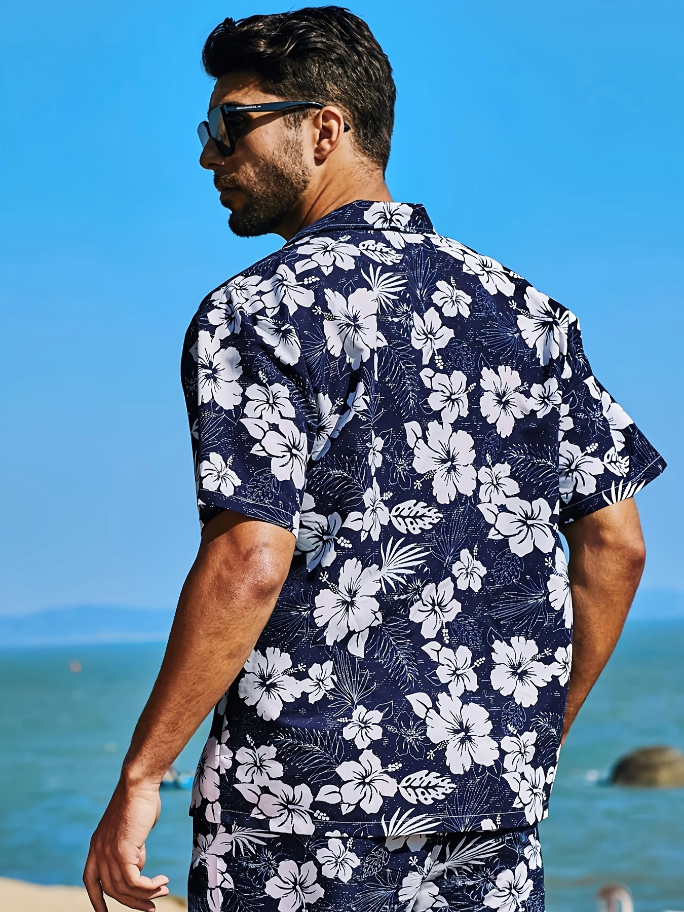 2024 new men\'s floral shirt with loose and lazy beach style, casual and fashionable