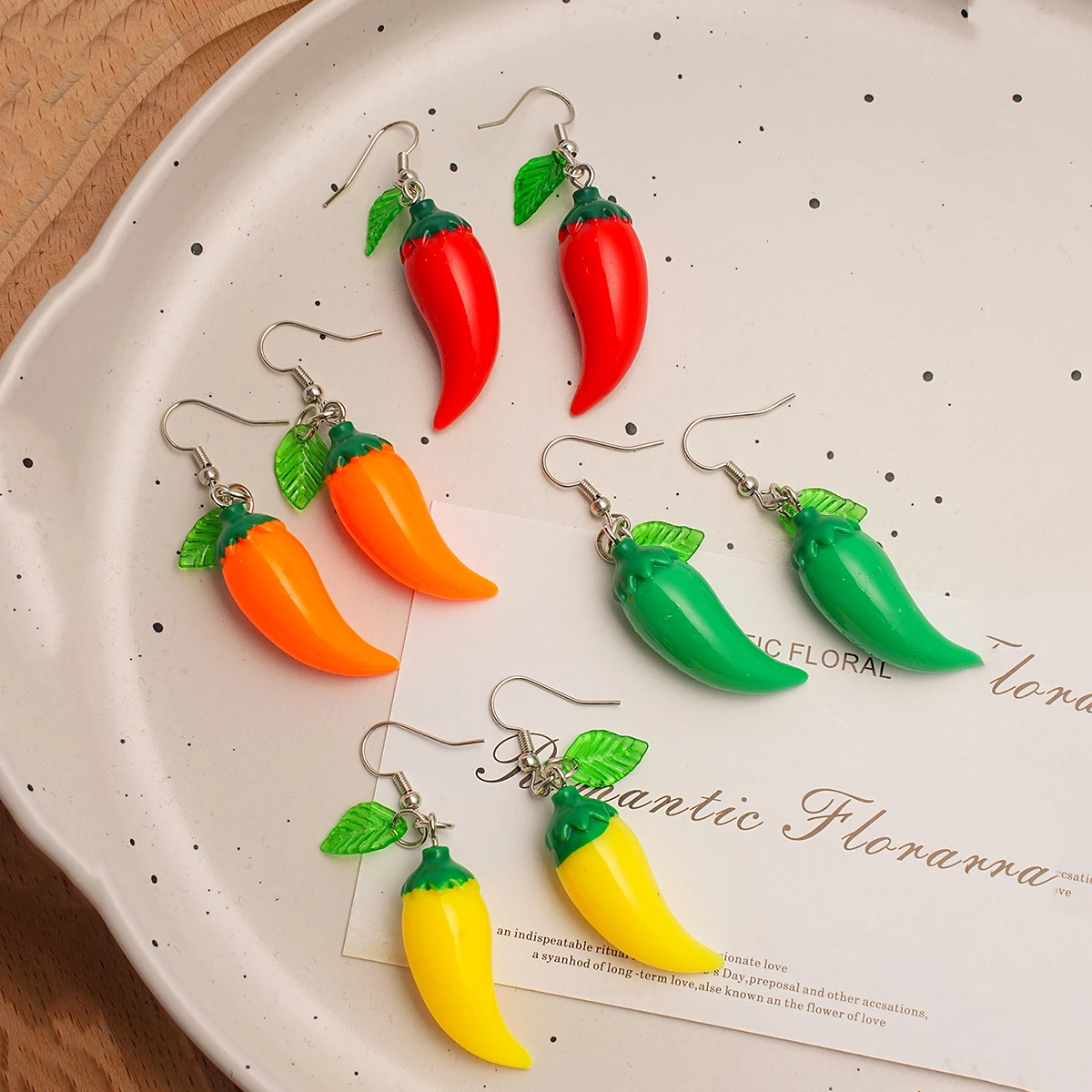 1 par de pendientes colgantes de chile rojo y hoja verde a la moda, joyería de resina de estilo de dibujos animados para mujer, adecuada para uso casual