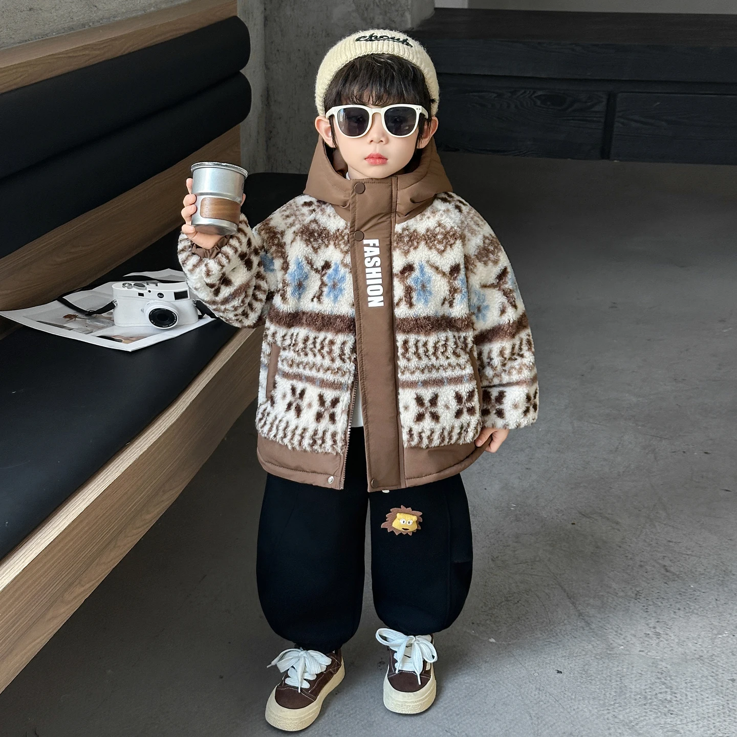 

Утепленная хлопковая куртка для мальчиков, зимняя одежда, теплая, на флисовой подкладке, новая коллекция 2025, модная молодежная, водонепроницаемая, на молнии