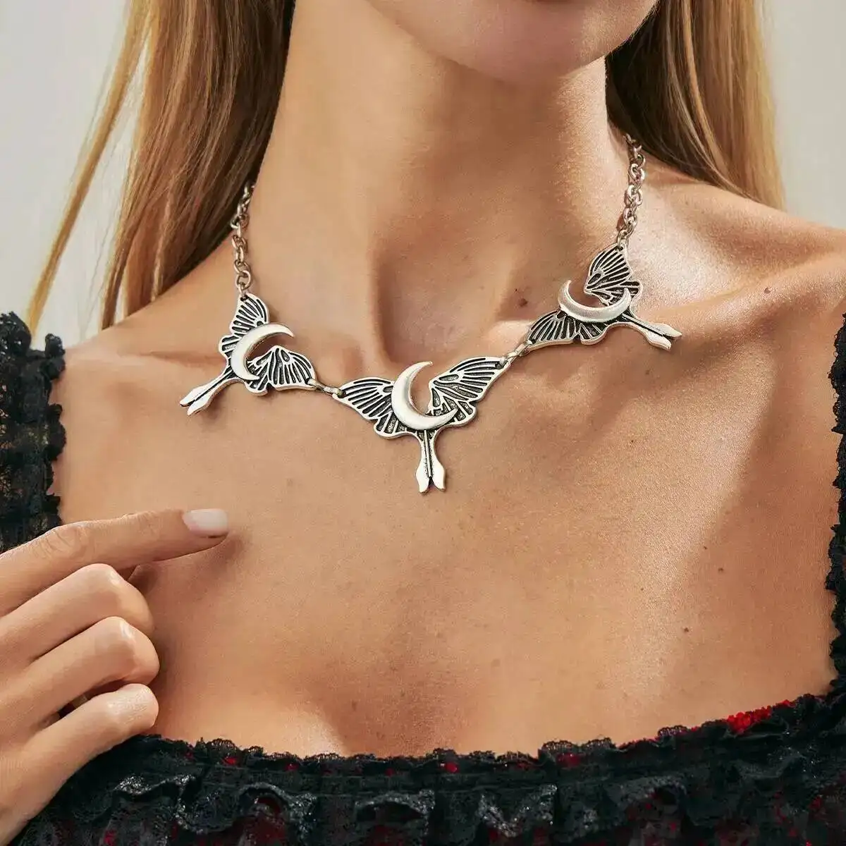 

Gothic Creative Butterfly Moon Pendant Necklaces Women Vintage Punk Silver Color Clavicle Chain Jewelry Ladies Gift