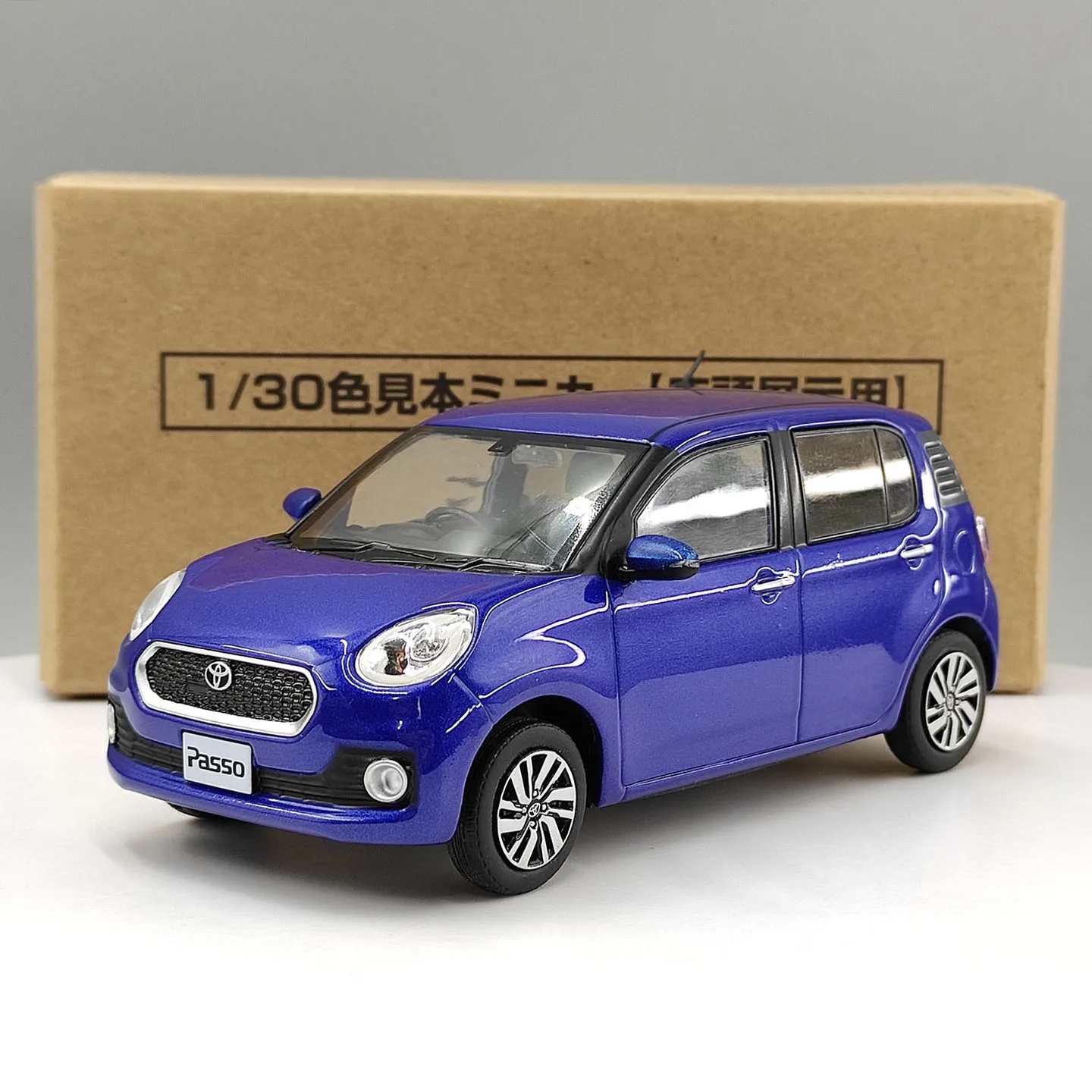 modele-de-voiture-en-alliage-bleu-toyota-passo-a-l'echelle-1-30
