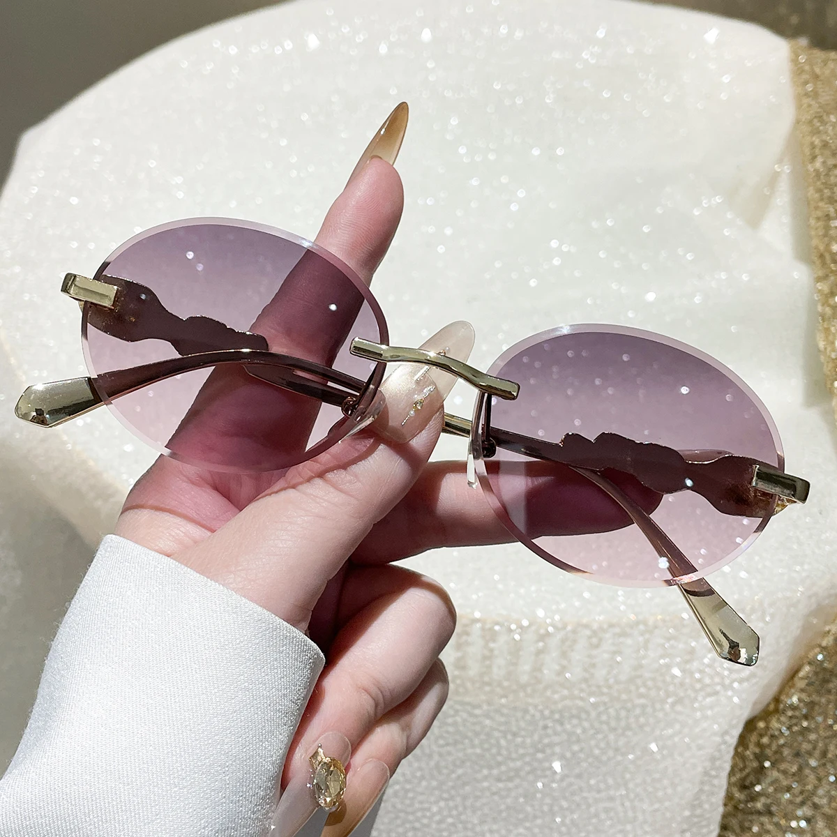 1 Stück Damen-Sonnenbrille, Neue Leichte Luxus-Metallbrille im Vintage-Stil, Rahmenlos mit Ovalen Bügeln und Schlangenförmigem Design, Nischen-High-End-Trend für die Straße