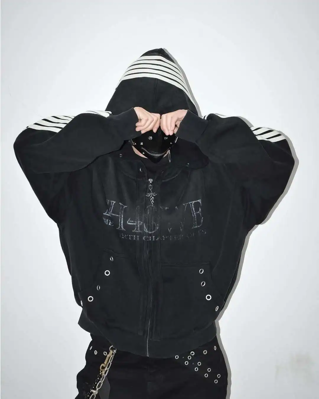 

Готический ретро-тренд в стиле Харадзюку: толстовка с капюшоном и декоративной молнией в европейском и американском стиле.