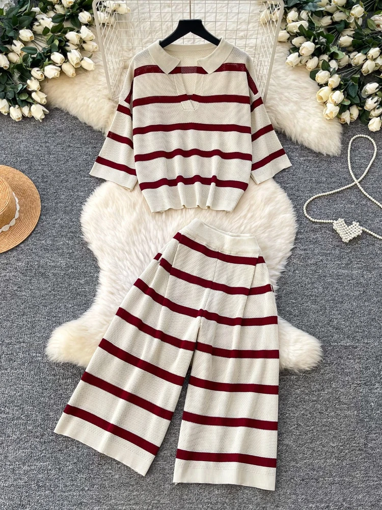 

Летний женский комплект из двух предметов в полоску: топ с V-образным вырезом и широкие брюки с высокой талией и цветовыми блоками.