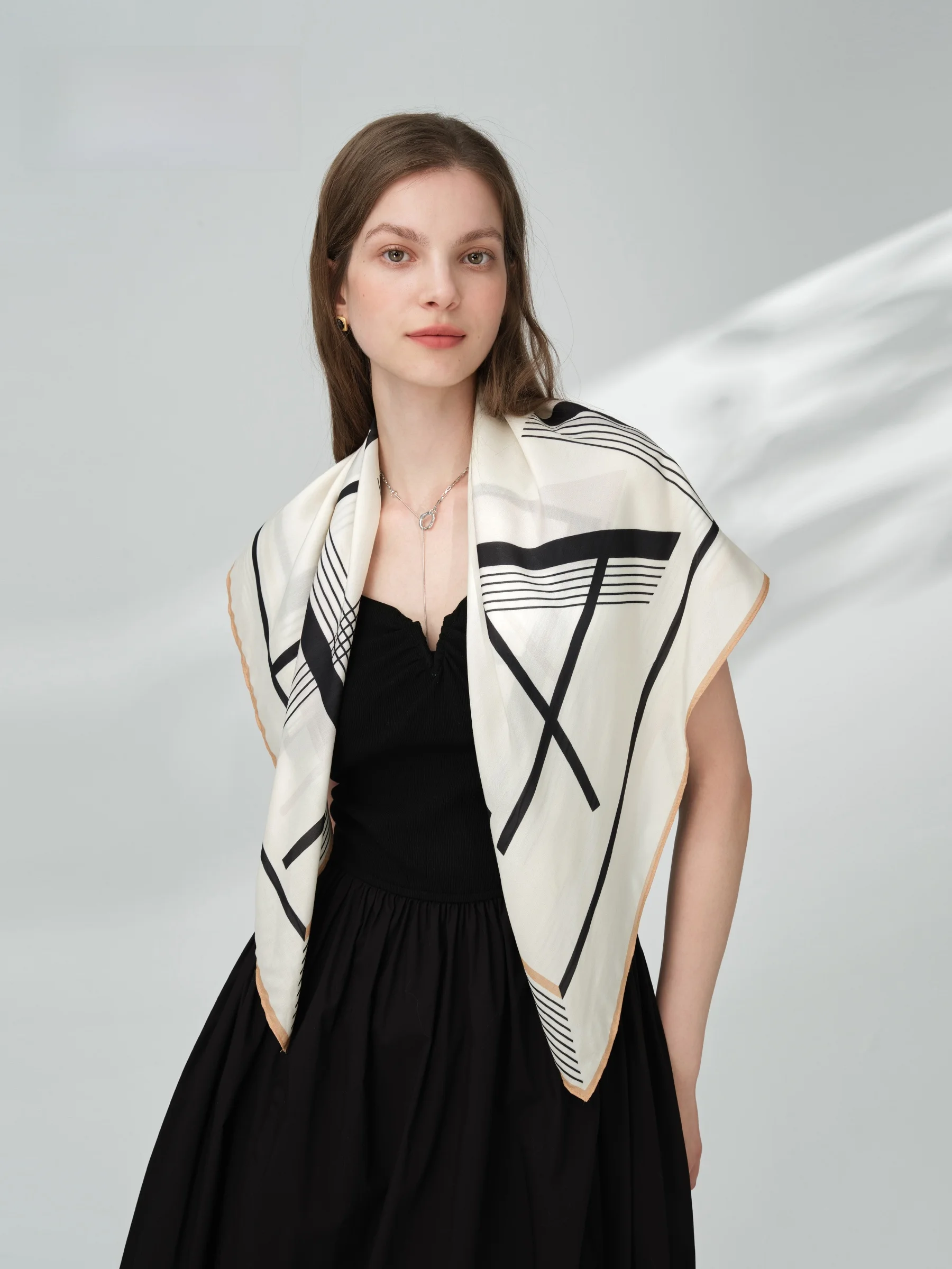 elegante-sciarpa-in-seta-elle-da-donna-grande-stampa-primaverile-ed-estiva-confezione-regalo-festiva-versatile-sciarpa-da-spalla-stile-britannico