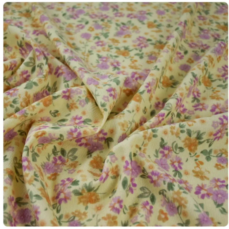 Fondo beige con estampado floral morado en tela de pana para camisa, vestido, pantalones, chaqueta, cubrecalzados, tela hecha a mano, T2405