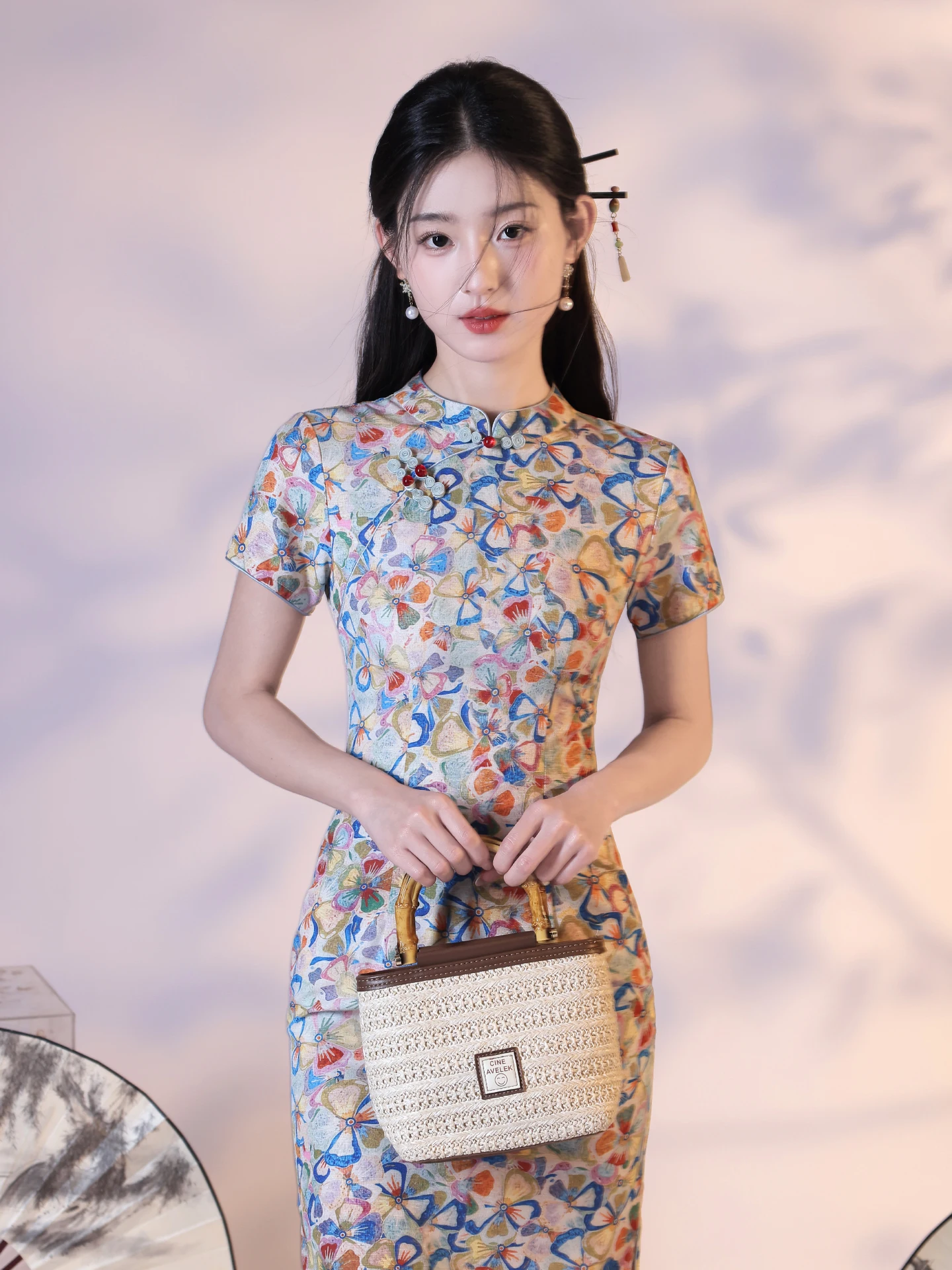 

Новое китайское платье-ципао 2026 года в молодежном стиле: тонкое, с низким воротником, ретро, с коротким рукавом, миди, с цветочным принтом, дышащее, для повседневной носки