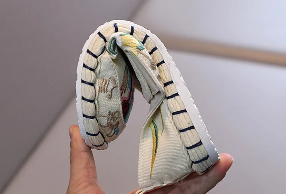 أحذية Streetwear كاجوال كلاسيكية من بكين القديمة أحذية Hanfu للنساء أحذية رياضية على الطراز العرقي مطرزة على الطراز الصيني الجنية