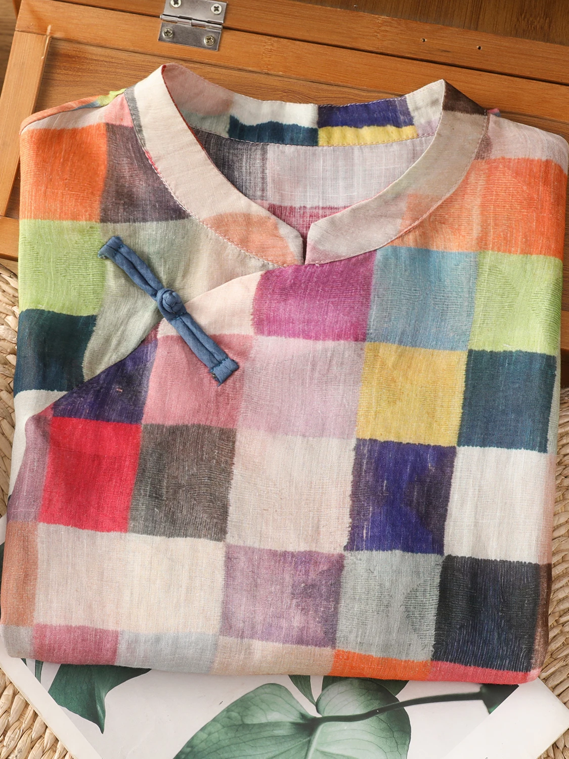 เสื้อเชิ้ตลายสก็อตสไตล์จีนใหม่สำหรับผู้หญิง ฤดูร้อน 2025 ทรงหลวม แฟชั่น ช่วยให้ดูผอม ทรงสเวตเชิ้ต วินเทจ เหมาะสำหรับใส่ไปทำงาน ผ้าบาง