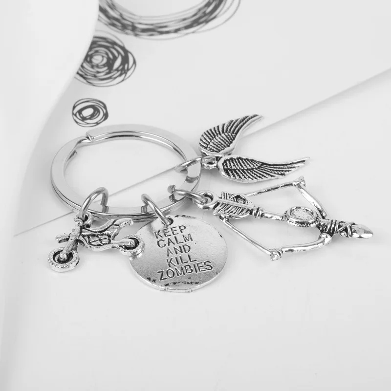 ウォーキングデッドキーチェーンガンメタル弾丸銃のペンダント、時映画の車のキーホルダー、trinketキーホルダー
