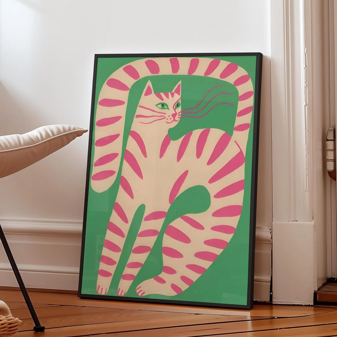 Rosa gestreifter Katzen-Wandkunstdruck, skurrile Kätzchen-Illustration, farbenfrohes verspieltes Tierdekor, modernes digitales Download-Kunstwerk