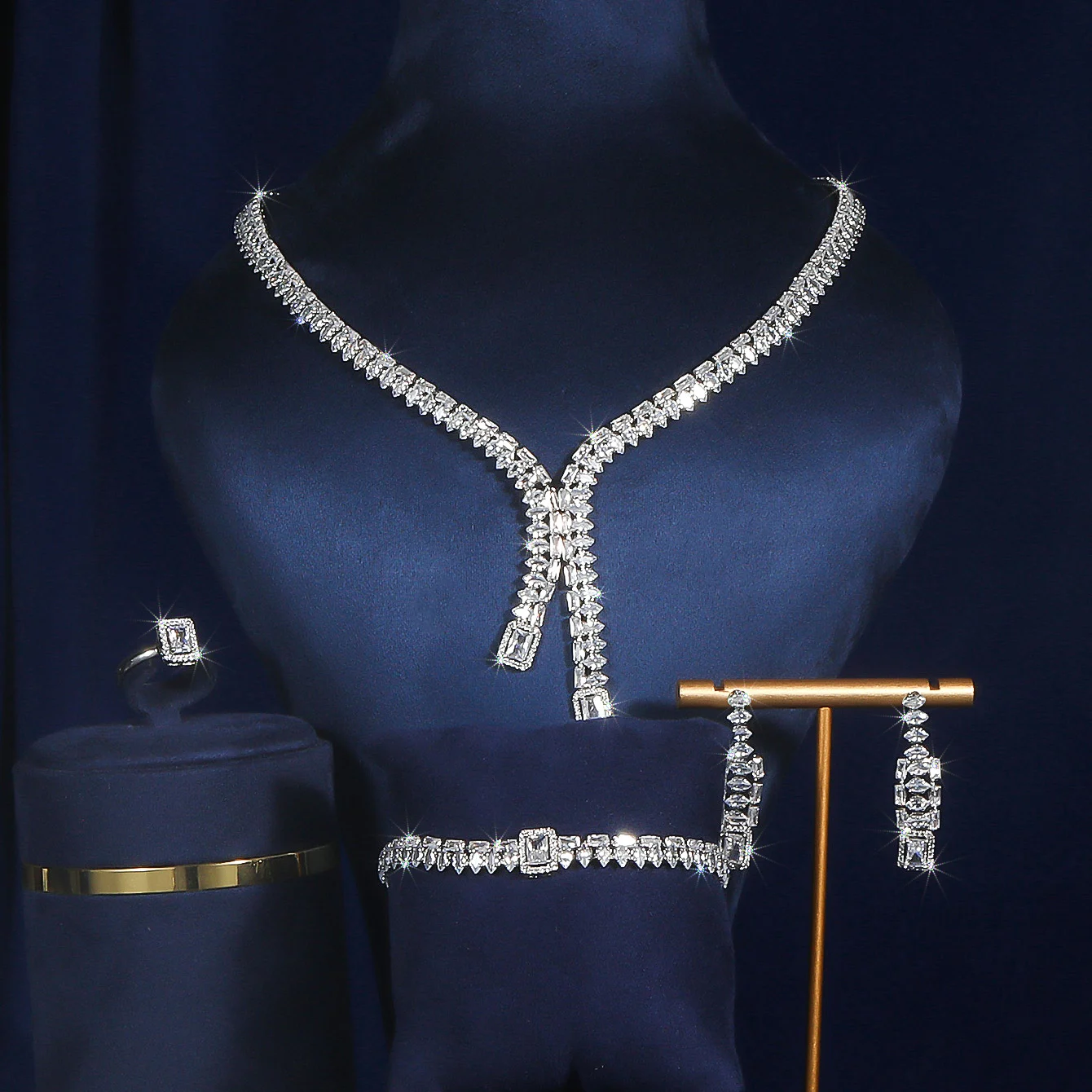 

5pcs/set Gorgeous and elegant full sparkling zirconia women's jewelry set for brides, weddings, proms, and everyday parties.