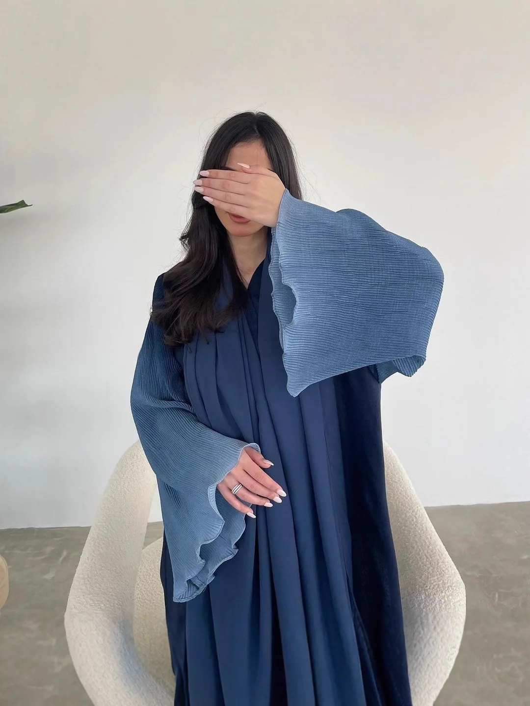 رداء نسائي بأكمام على شكل أوراق اللوتس العربية في الشرق الأوسط مع أصفاد واسعة وتصميم مخطط وسترة حجاب متدرجة اللون