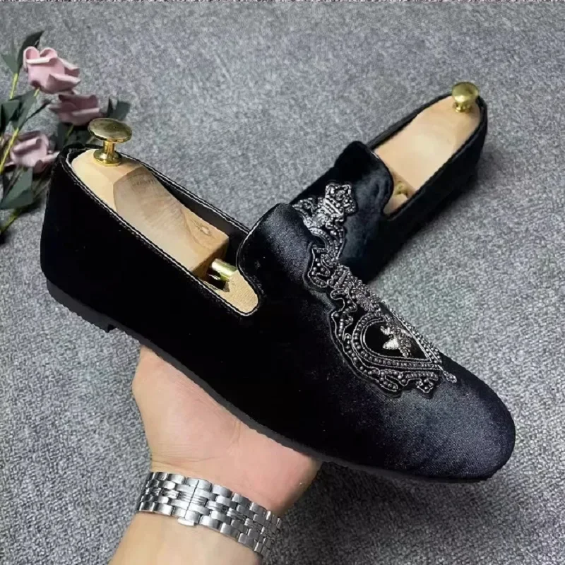 Moda británica para hombre, vestido transpirable para fiesta y discoteca, mocasines con remaches bordados de cuero vacuno, zapato de conducción perezoso sin cordones