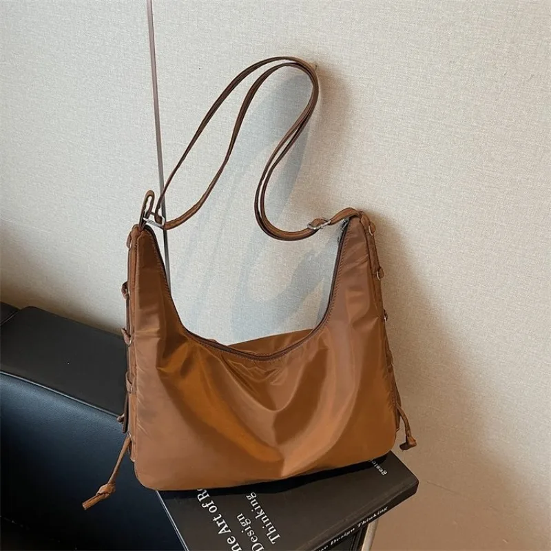 

Великолепная новая модель на одно плечо для поездок на работу в 2025 году, милая изысканная сумка для покупок в стиле Майяра, женская сумка, подходящая для пикника