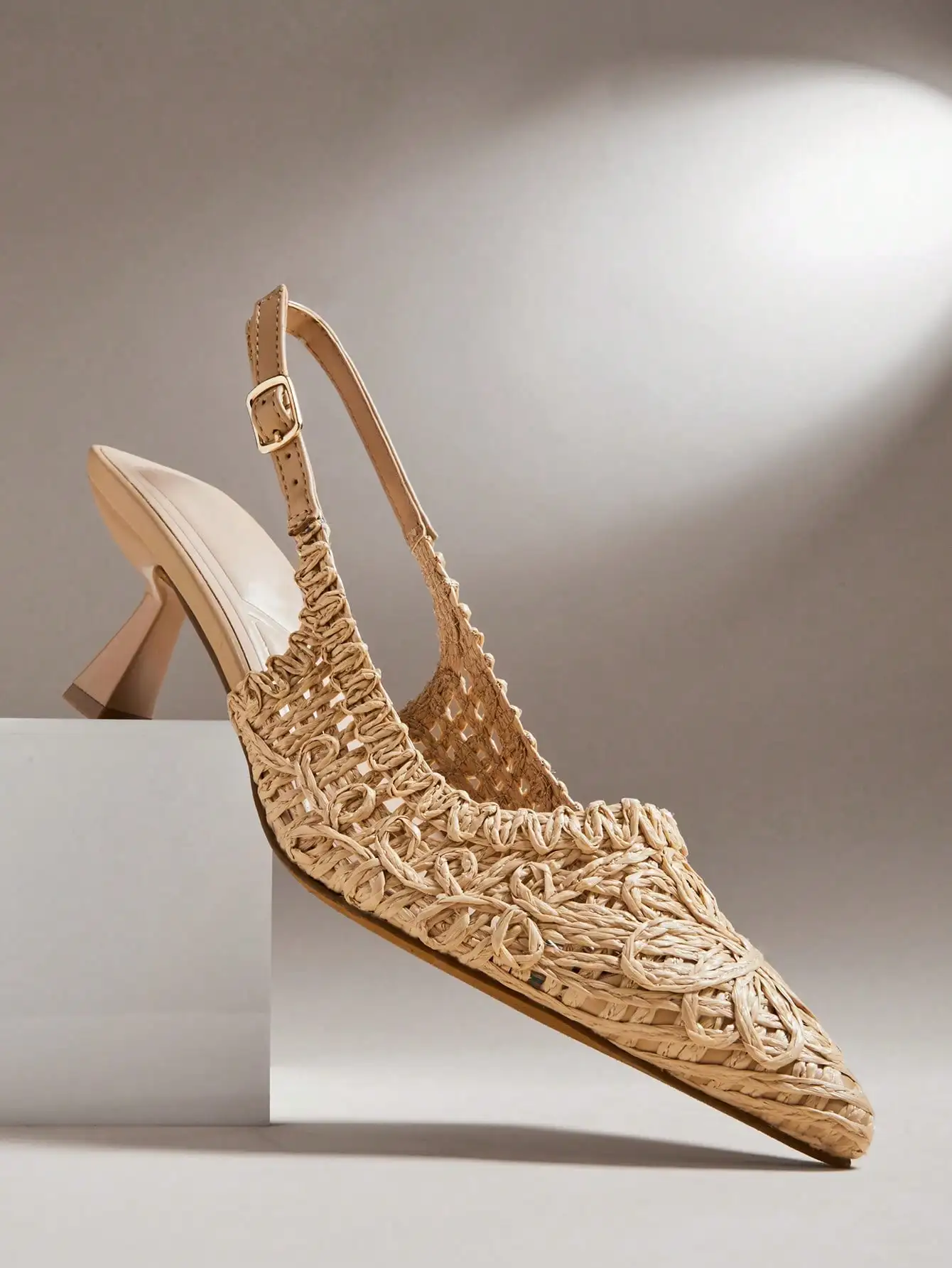 Zapatos de tacón con punta afilada y tira trasera de rafia para mujer, elegantes tacones de rafia tejidos a mano, ideales para vacaciones y resorts, zapatos de vestir con tira trasera texturizada y diseño moderno, perfectos para una cita en el Día de San Valentín, para asistir a una boda, a una fiesta de cócteles, para las vacaciones en la playa y para ocasiones especiales.