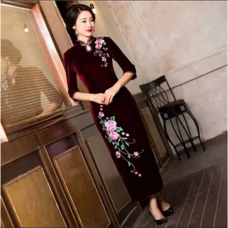 Abito da festa in velluto stile cinese Abito da madre elegante lungo di grandi dimensioni Abito cheongsam in velluto dorato ricamato Donne nobili