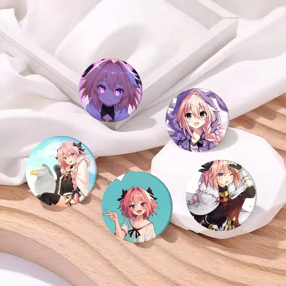 أنيمي مصير أبوكريفا Astolfo أنيمي زر دبوس اليدوية بروش للملابس الكرتون شارة ظهره الديكور مجوهرات اكسسوارات
