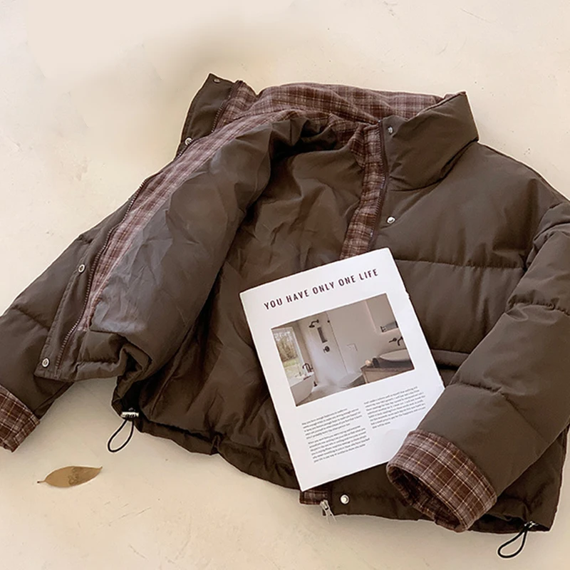 سترة دافئة قصيرة سميكة للخريف والشتاء للنساء بتصميم كوري معاطف قطنية منقوشة كلاسيكية ملابس خارجية فضفاضة مبطنة بالقطن