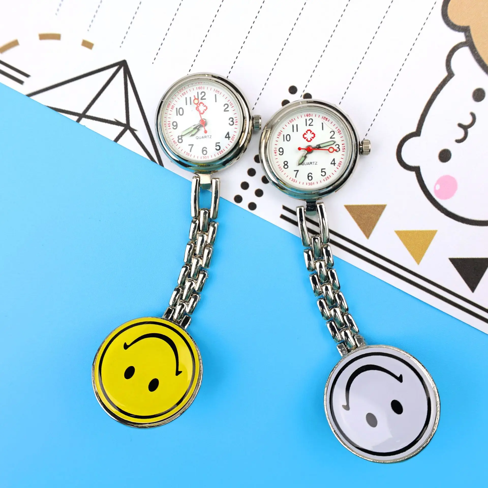 10 pz/lotto volto sorridente orologio da infermiera del fumetto classico volto sorridente orologio da tasca di tendenza della moda orologio da parete carino orologi da tasca di lusso