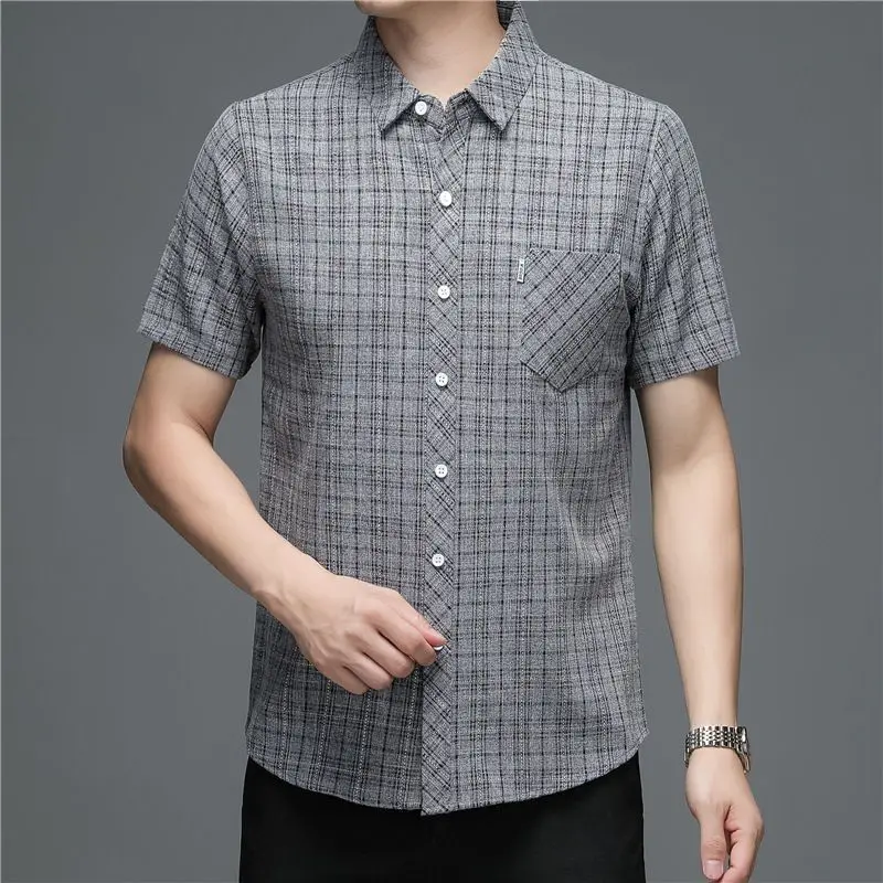 

Серая клетчатая рубашка с коротким рукавом, на пуговицах, с нагрудным карманом, для повседневной носки.