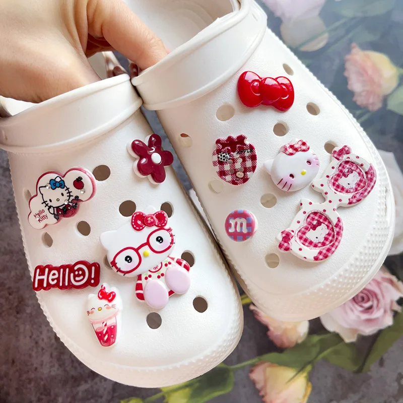 Set di Charms Decorativi Classici Rossi a Forma di Gatto e Hello Kitty con Fiocchi e Fiori per Sandali Forati e Accessori per Scarpe da Spiaggia