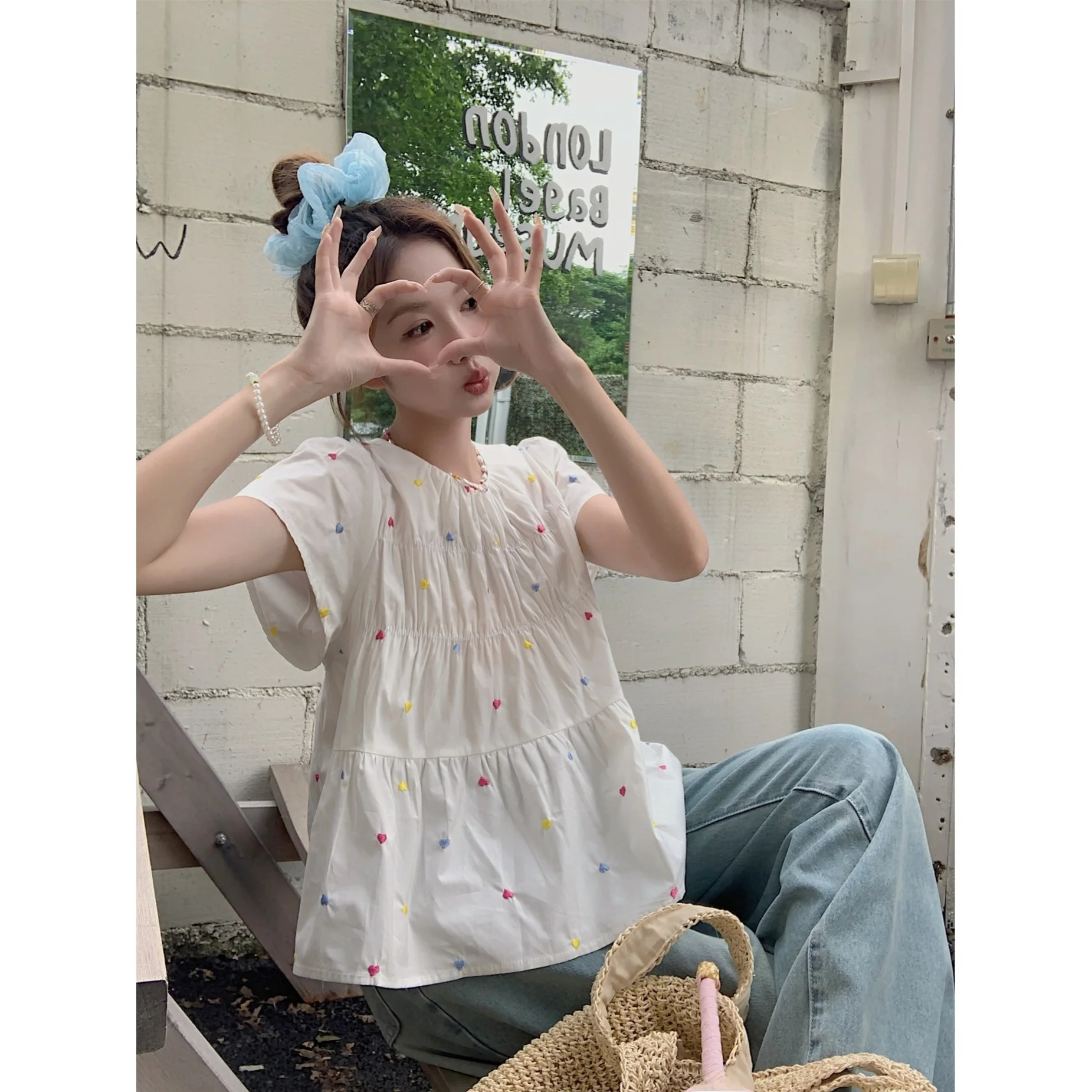 

Нежная женская летняя блузка в корейском стиле с вышивкой, свободного кроя, с коротким рукавом-крылышком и аппликацией в виде сердечек, белая