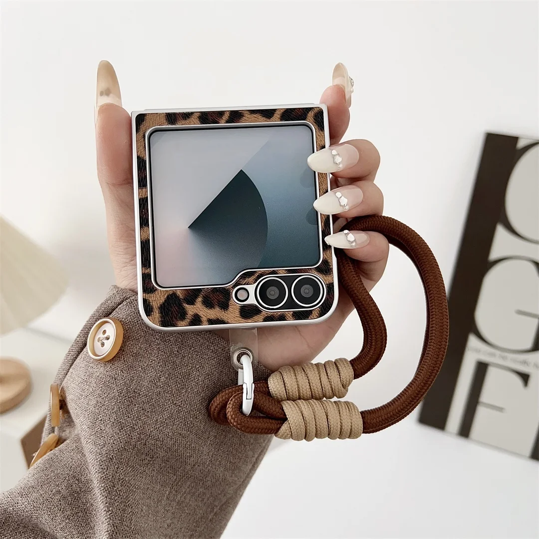 Luxury Brown Leopard Print Portable Hand Strap Phone Case for Motorola Moto Razr 50 60 Ultra 60 Pro Razr Plus 2024 2025 Cover