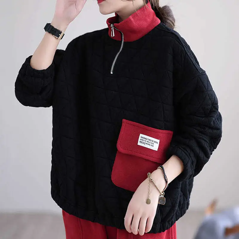 بلوفرات نسائية دافئة مبطنة بالقطن بياقة واقفة وجيب مرقع معاطف جديدة لخريف وشتاء 2025 قطع علوية نسائية عصرية #4