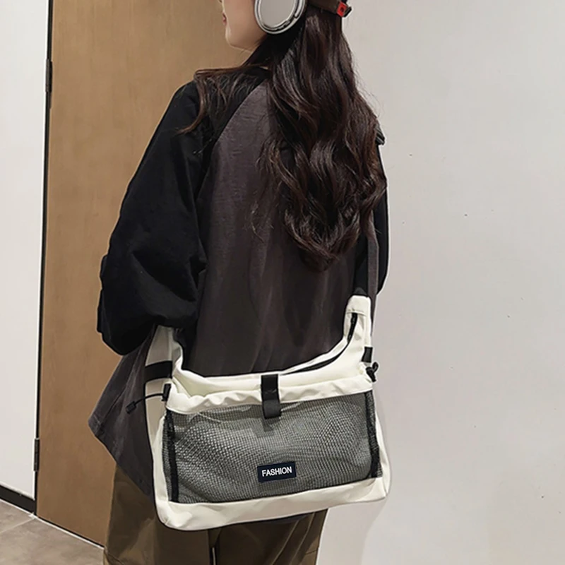 남녀공용 나일론 소재의 뉴트럴 스타일 토트백, 여행, 업무, 또는 한쪽 어깨에 메는 데 적합합니다.