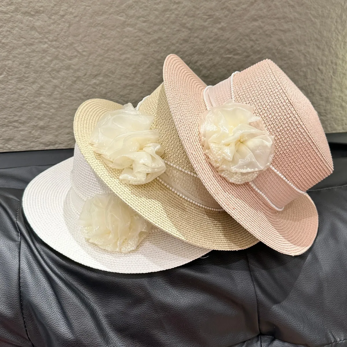 Sommer-Strohhut im Französischen Stil mit Flachem Oberteil, Neuer Modischer Strandhut mit Breiter Krempe, Eleganter Fedora für den Urlaub in Sanya