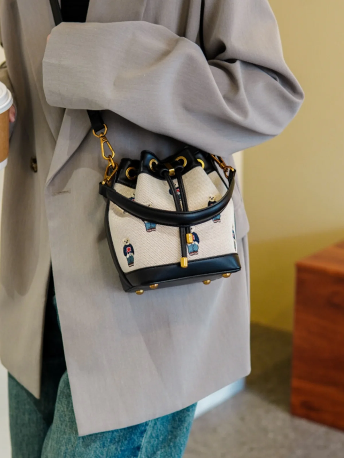 

2025 Новая женская дизайнерская модная тканевая сумка с принтом медведя, сумка через плечо, повседневная сумка через плечо, мягкая парусиновая кожа