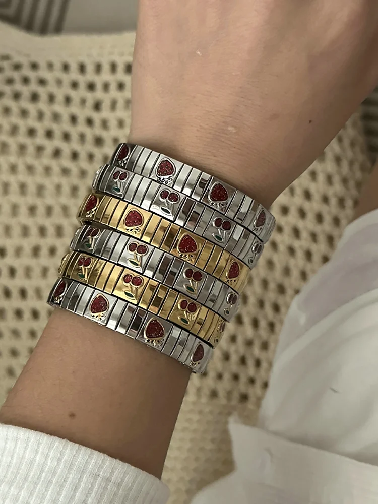 Bracelet élastique en acier inoxydable pour femmes, mode fraise cerise, couleur or, bijoux chics